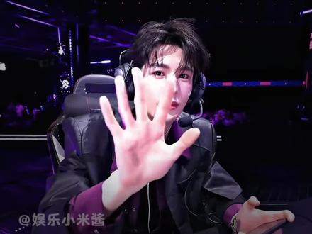 穿紫色内搭的凌赫打瓦是真的很有韵味啊!#张凌赫 #颜值 #无畏契约 #帅哥