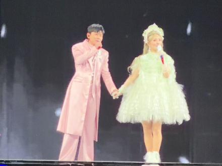 #谢娜张杰 明天过后啊!!!谁懂杰哥一出来的救赎感😭 他穿了她最爱的粉红色 满心满眼都是他🥹 真夫妻太好磕了!!!!#谢娜演唱会 #这场演出值回票价 #谁把我票抢了 #真实生活分享计划