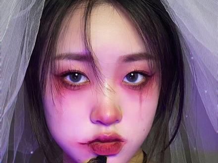 头纱+红色眼影=《鬼新娘》#万圣节妆容 #万圣节 @DOU+小助手