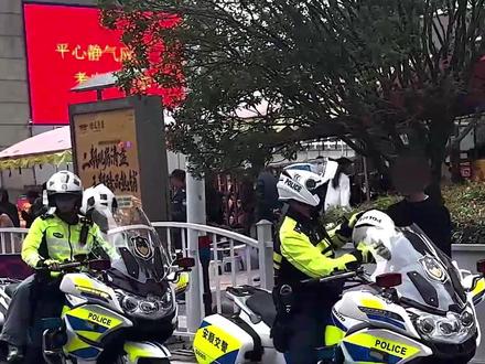 一个班两名学生忘带身份证,交警护送火速取回。 #高考 @抖音小助手 @贵州交警