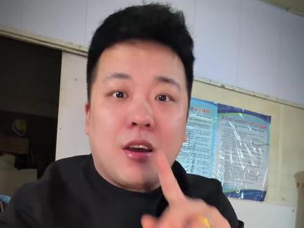 种草好久的一家店,今天来试了下,没有科技狠活的重口味,全是老板自己做的食材,配着稀饭,溏心蛋,过瘾。#徐州美食 #徐州炒面 #烟火气小店 #徐州特色小吃 #跟着伊拉克老王打卡徐州炒面