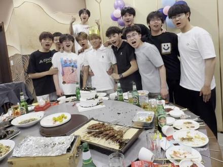 岁月是把杀猪刀 今天用来切蛋糕