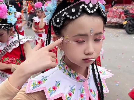最后一秒有惊喜😂全网都爱看的张熠微的表情来啦🔥😂😂#游街表演 #国风小戏骨 #张熠微 #民俗文化 @巨量引擎小助手 @切老六😂(张梓涵)