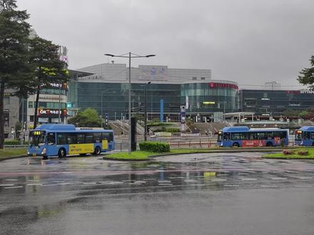 韩国高铁初体验,最高时速305km 韩国高速铁路京釜线是一条连接首尔-釜山的高铁,隶属韩国铁道公社。我本次体验的是首尔-蔚山站的KTX列车。
#首尔 #韩国 #高铁 #火车 #铁路