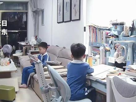 弟弟询问哥哥 妈妈为何“偏心”哥哥的回答诠释了什么叫“长兄如父”网友:会引导的哥哥 会反思的弟弟 不干预的爸爸 这个家里的每个人都很好