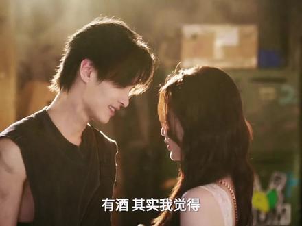 吻到忘我差点被围观!靳朝姜暮这偷偷摸摸的恋爱甜哭了!#好剧推荐 #双轨 #姜暮 #靳朝 #因为一个片段看了整部剧