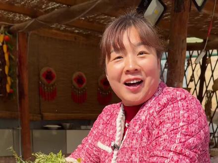 荠菜饺子 春天里的野荠菜又能吃了,炒上几个笨鸡蛋,包成饺子,特别鲜#荠菜饺子#春天里的野菜#分享家乡美食 #抖音美食推荐官