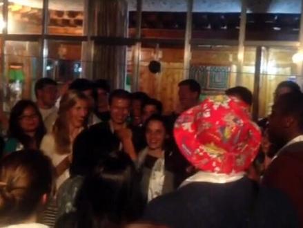 著名歌手贡保东智教老外藏腔😄好嗨哦