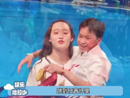 #陈艾森熊抱全红婵 #全红婵 走路蹦蹦跳跳小鸭子,人形挂件没错了!真是可爱极了~#全红婵是人形挂件吧