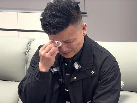 3岁被拐 35年后杜军回家④
杜军3岁时与姐姐外出玩耍时被拐,父亲苦寻21年抱憾离世,如今回归亲生家庭,他泪崩感悟亲情:“女儿懂事,现在的另一半体贴,让他特别感激。”#媒体精选计划 #寻亲 #杜军 @抖音小助手 @DOU+小助手