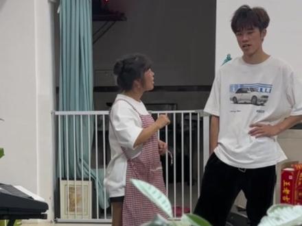 真正的幸福从来是不需要钱的。比起金子,还是简单的三个字更能让我妈开心。@田妈