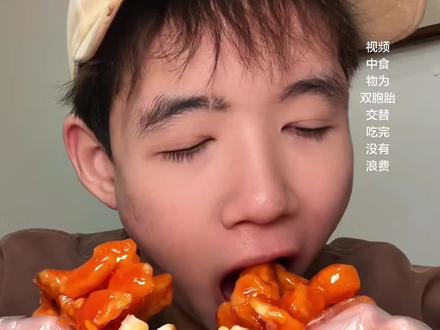 一个人过年爽吃一桌年夜饭也太爽了🤤 #美食#抖音美食推荐官 #谁懂啊真的好可爱 #妈呀太香了 #好吃到停不下来