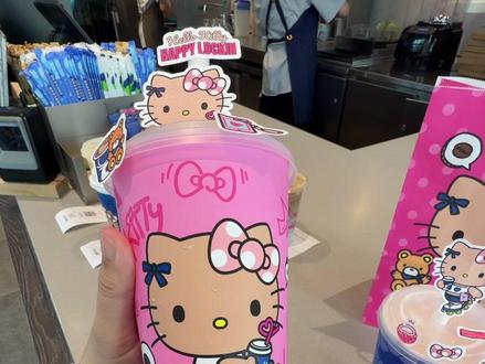 瑞幸新品好好喝!新杯子好可爱呀!#Hello苹果甜酷登场 #HelloKitty和她的漂亮苹友 #Hello苹果茉莉