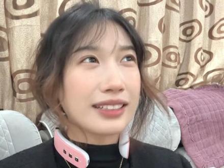 我真的没想到,我发的这个视频会收到这么多人的祝福,真的非常非常感谢大家。
而且我发现,给我留言的大多数都是女孩子。说实话,我真的觉得女孩子可能是这个世界上最美好、最温柔的存在了。
这个视频我会继续更新下去的,也谢谢大家愿意听我分享。
很多人问我,我和我男朋友是怎么认识的。我们是异地恋,是朋友介绍认识的。
当时其实我也挺无聊的,就想着接触一下、认识一下吧,也没想太多。
一开始他并不是我喜欢的类型。因为他长得比较可爱,而我以前更喜欢那种成熟一点的男生。
但后来真正相处下来,我发现我是一个特别看感觉的人。慢慢地,我就被他吸引了。
说实话,那时候我甚至都不知道他具体是做什么工作的,但我还是选择和他在一起了。
后来我们确定关系,他向我表白的那一天,我真的特别激动,手都在抖。我当时打开了记录,想着要不要拍得唯美一点,可当真正见到他的那一刻,我的脑子已经完全空白了。
真的很感谢大家的祝福,因为评论太多了,我没办法一一回复,但每一条我都看到了。
也希望看到这个视频的你们,都能遇到那个会想你的人。
有人说,打喷嚏不是因为感冒,而是因为有人在想你。
拜拜。