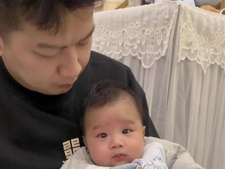 以前总听人说:老婆孩子热炕头就是奋斗的意义,当时不理解,此刻却是最好的诠释!
转眼间,小麦穗已经两个多月啦,自己私下也记录了好多,今天来和叔叔阿姨爷爷奶奶们打个招呼呀~看看像谁!最近我们也一直陪着他快乐成长,能吃能睡的他,也不负众望吃成个可爱的胖娃娃啦!人类幼崽的变化总是这么快,肉墩墩的,还有了两个若隐若现的小酒窝,就是肤色随我哈哈~
宝贝,将来,这个世界会有很多你热爱的事,你用心爱的人,保持对人的善良和生活的热情就好。我们和屏幕前的长辈都希望你此刻无忧无虑成长,做个简单快乐的小孩😽#人类幼崽