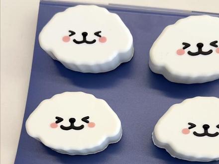 哎不能摸,这是正宗的小狗霉豆腐,我来给你切~#瑞幸联名线条小狗 #瑞幸周边 #瑞幸咖啡#霉豆腐