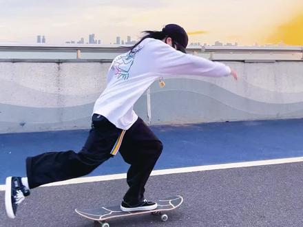 滑板新手教学,一分钟学会滑行🛹这三个口诀你们记住了吗?#滑板基础教学 #滑板教练 #新手滑板教学 #滑板女孩 #今天你滑板了吗