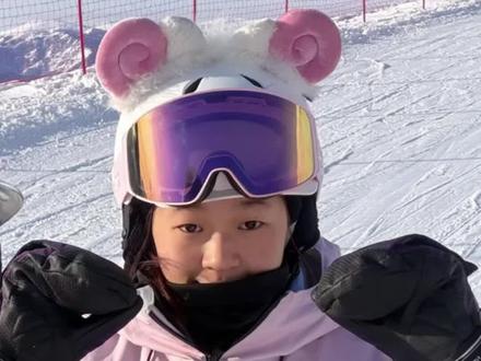 全红婵来阿勒泰滑雪了!不得不说真的很有天赋啊!不愧是奥运冠军!