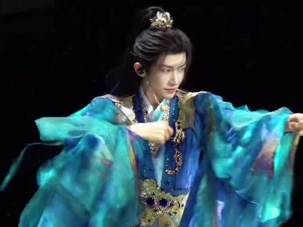 衣服卡点变色也太酷了吧!你学会了吗?#刘宇 #刘宇封神舞台名场面 #卡点变装 #剪映 #人类对剪映的开发不到百分之一