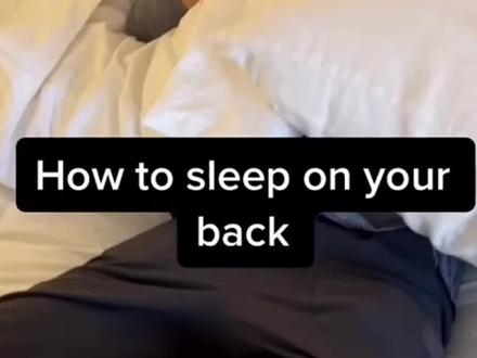 #如何正确平躺着睡觉 利用枕头放松肩颈和下背部,真的会非常舒服