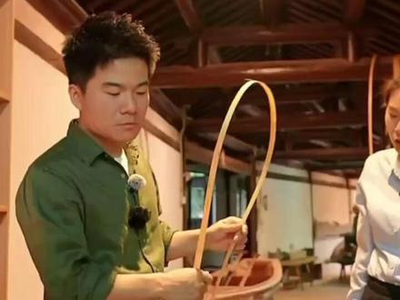 跟着宇辉涨知识~原来乌篷船的船篷是用竹子制作的,竹子被水浸泡之后韧性更强#董宇辉 #与辉同行 #与辉同行浙江行 #董宇辉拥有暖评最多的评论区 #与辉同行阅山河