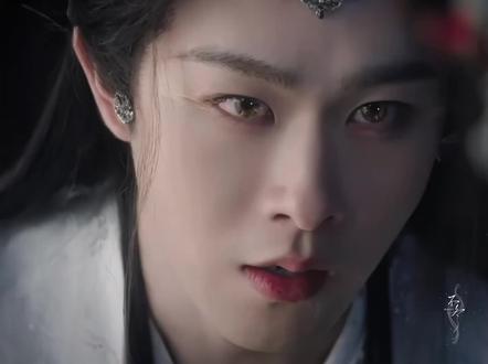 “一滴泪真正的重量 取决于它滴在谁的心上”
#月鳞绮纪