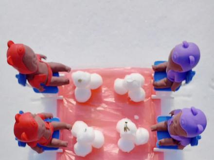 丑娃在雪球里塞锤子怎么办?#丑娃娃 #解压 #猎奇 #抽象 #哈哈哈娱乐一下😂😂😂