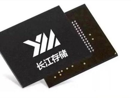 曝长江存储明年底 NAND 产能市占有望达 15% 7月22日消息,据台媒《电子时报》昨日报道,在全球半导体产业复杂多变的形势下,长江存储正逆势积极布局,展现出强劲的发展势头。
从市场份额来看,长江存储今年有望在国内NAND市场占据约三成份额,到2026年底,其产能在全球NAND闪存行业的占比更是有望达到15%,这一数据直观地反映出该企业的雄心与潜力。
在技术自主方面,长江存储积极推进半导体设备国产替代,以降低对海外供应商的依赖。由于闪存这类存储半导体与逻辑半导体工艺存在差异,全面转型难度相对较小,目前长江存储已在蚀刻和沉积工艺方面取得关键突破,为国产设备的应用和推广奠定了坚实基础。
值得一提的是,长江存储首条完全采用国产设备的NAND生产线将于今年下半年开始试运行,这意味着国产设备在NAND闪存生产领域的实战能力将得到检验。按照规划,该生产线产能有望在2026年实现快速爬坡。长江存储的这一系列动作,不仅有助于提升自身竞争力,也将推动我国NAND闪存产业迈向新的高度。#真空回流炉 #长江存储 #芯片封装 #半导体设备 #NAND