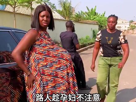 路人趁孕妇不注意,偷偷戳破她肚中气球! #温情 #气球