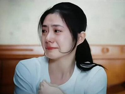 为冲业绩拿命换?小洛熙之死,撕开过度医疗遮羞布 五个月的小洛熙走了,不是因为绝症,而是死于一场本不需要的手术。原本大概率能自愈的房缺,被医生用“影响智力”六个字,包装成了家长必须立刻买单的恐怖故事。这不是治病,这是利用信息差进行的带血营销!
最让人心寒的,是手术室里那“沉默的9小时”。当承诺的微创变成生死未卜,医生考虑的竟不是及时告知家属,而是如何掩盖?当白衣天使心里算的是生意账,看孩子像行走的业绩,这才是医疗界最大的悲哀。
这件事撕开了中产育儿焦虑和医疗资本化的伤疤。别让“知情同意”成空文,别让救命的手变成推人下深渊的手。我们要的不仅是一个道歉,更是对“唯指标论”的彻底清算!
#小洛熙 #过度医疗 #医疗黑幕 #育儿焦虑 #医患信任