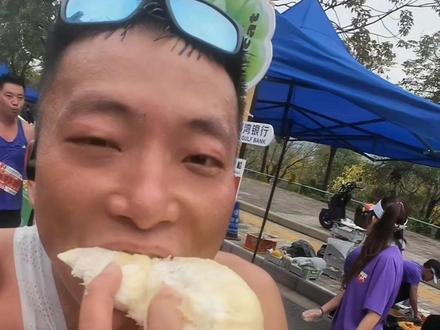 #马拉松 #老友粉#南宁马拉松 南马开心完赛,榴莲吃饱炫过瘾了。
