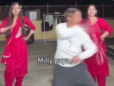 谁说大哥不会恋爱呀,大哥跳着舞把三号拉进来一起跳,这不是会的得很嘛!#咖喱姐#尼泊尔咖喱姐 #咖喱姐直播录屏回放 #咖喱姐与卷卷 #尼泊尔