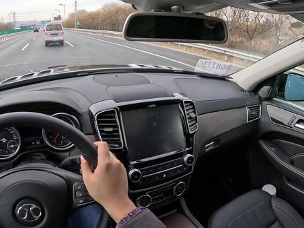 BJ90是奔驰老GLS的换壳车,很多车身上的零部件都是奔驰原厂甚至打着奔驰LOGO的,车钥匙也好不掩饰的直接使用奔驰。不过另一个角度来说,这台车只要GLS二手车的价钱就可以拥有一个全新的GLS动力总成,想想也挺划算~