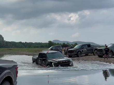 你更喜欢哪个#dou是好车 #福特猛禽 #道奇霸王龙 #jeep角斗士 #皮卡公园