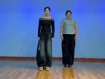 让你最抽象的朋友来拍这个,哈哈哈,超级魔性#海豹舞 #简单易学 #气氛组就位 #跟你的姐妹一起拍 #一学就会系列