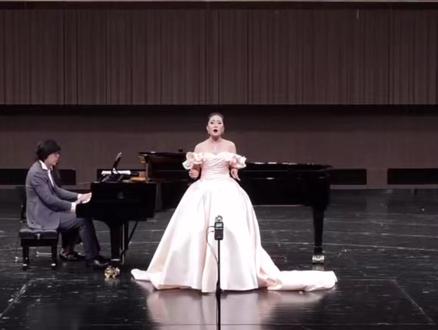 “Casta Diva” from “Norma” V.Bellini
《贞洁女神》选自贝利尼的歌剧《诺尔玛》
演唱:李想
钢琴:金麦克