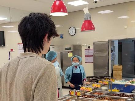 田子这些招 怎么时灵时不灵的?🥹 从此姐的伤心地又多了一个食堂…恩师@田成仁 你说这是为啥?#恋爱技巧 #大学食堂 #搭讪 #帅哥 #勇敢的人先享受世界