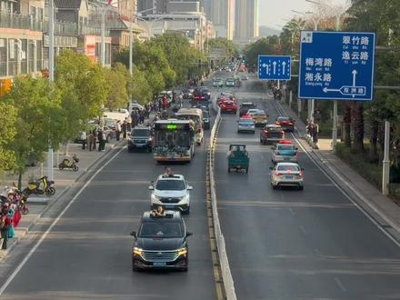 永州满足黄教练的愿望,给永州队队公交车改装的巡游车从湘江东路开过,太开心了#湘超 #湘超总决赛 #湘超冠军