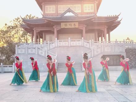 一曲《长安三万里》,作别2025的尾声,亦为2026开篇献礼。愿此歌舞捎去吉语,祝大家岁岁常欢愉,万事皆顺遂...#爱生活爱舞蹈的姐妹花 #汉唐古典舞