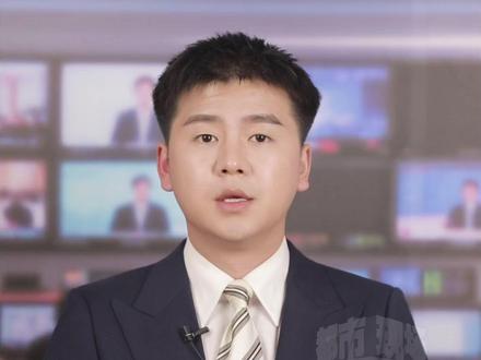 河南周口一对新人结婚乘坐装饰喜庆的马车出行,不料马车意外翻入路边沟中。#结婚 #马车 #新人