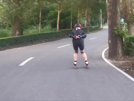 最近轮滑内侧的脚踝疼,老师们给出出主意怎么改正姿势