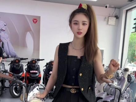 摩登·莱茵…告诉我你更喜欢一代还是二代🤩#颜值好看的电动车 #适合女生骑的电动车推荐 #雅迪电动车 #摩登莱茵 #好物推荐