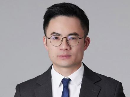 一审死缓 紫雅母亲是否申请检察院抗诉? 紫雅案一审宣判!梁某故意杀人获死缓,紫雅妈妈难以接受这一结果,她早已明确不认可非死刑判决,法院采信的精神疾病鉴定更让她质疑量刑过轻。作为受害者家属,她可在 5 天内请求成都市人民检察院抗诉,生效后还能向上级法院申诉!后续详解案件细节与争议 #成都女子家门口遇害案#成都女子家门口遇害案一审宣判