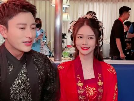 当我录视频遇到大明星@贾乃亮 时,哈哈,为了吃肉什么都不能难住我!#贾乃亮鲜乐门鱼头火锅