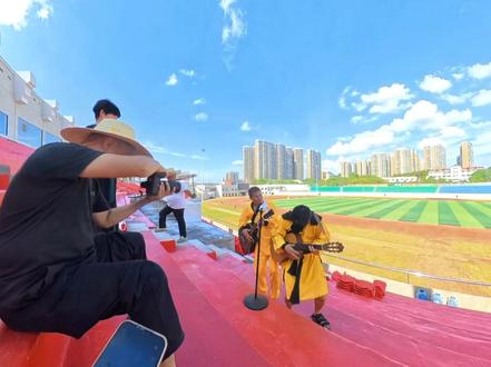 湘超还没开赛,永州体育馆却火了,牛不牛,你敢相信吗?永州体育中心位于永州市冷水滩区湘永路。永州体育馆始建于一九九二年,占地面积就有二点二万平方米,场内设座位数两万八千个。永州体育中心至今已三十余年,是永州市主城区唯一的体育场。宣布湖南湘超定于九月七日开在永州体育中心,作为永州市区唯一的体育场,被定为相超永州队主场。这座因年久失修的体育中心现已杂草丛生,无法满足赛事需求,永州市不得不花重金重新修缮。据悉,此次永州体育中心翻新预计花费两千二百四十九点五六万元,主要包括看太极全民健身中心改建项目等。如今距离湘超开赛越来越近,永州队实力如何暂且不知,但这原生态的体育场确实比湘超鲜火了一把。现在我们一起期待相超永州主场的比赛吧。#拍摄现场直击 #vlog十亿流量扶持计划 #永州湘超 #永州体育中心 @华仔永州 @牛小鲜音乐美食城 @阿S拍电影 @驼哥 @包灜野包子 @照明一哥