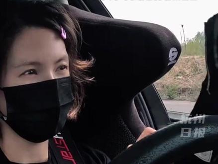 “金晨肇事逃逸”登上热搜,此前金晨在节目中开车被提醒逆行。#金晨 #主播说新闻