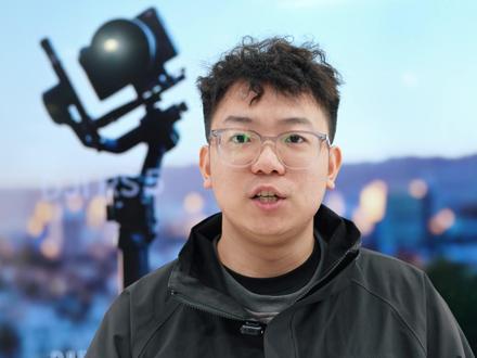 一麦两用,Mic竟是无线遥控器 其实大家Mic 3除了收音,还藏着个超实用功能——Pocket 3,pocket4的无线遥控器!
Pocket 屏幕下滑,进设置,选【无线麦克风】
长按Mic 3发射器配对键,几秒钟就连上了
短按发射器连接键,就能遥控开录
发射器拿在手里,按一下就开始录,再按一下停止。自拍、录口播,全程不用碰相机
下次试试,你会发现原来一个人拍Vlog可以这么省心
#Mic3 #无线遥控器 #麦克风 #pocket4 #pocket3