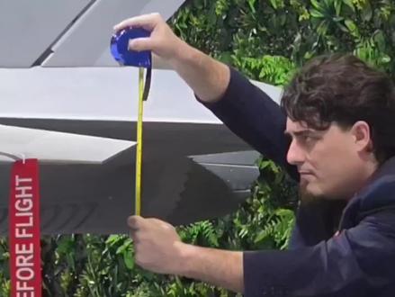 2026新加坡航展,美国军工巨头为何拿卷尺量歼-35模型?#美国 #歼35 #新加坡航展