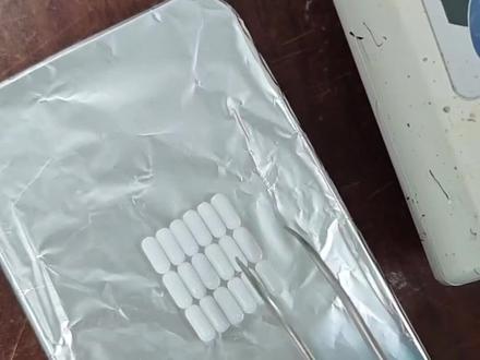 霉豆腐的风还是吹到了实验室
科研界的霉豆腐手艺人来了,今天这位美女想吃小猪盖被,我就是一个做
(灵感来源于实验室洗磁子和称量过程如有不贴合真实霉豆腐的地方请见谅因为我其实是在做实验而不是真的在做霉豆腐)
(以及不要在实验室吃东西,以及不要吃实验室里的东西)
#一般人不告诉他 #霉豆腐 #一个动作证明你学的专业 #我给老家送年货 #实验室日常