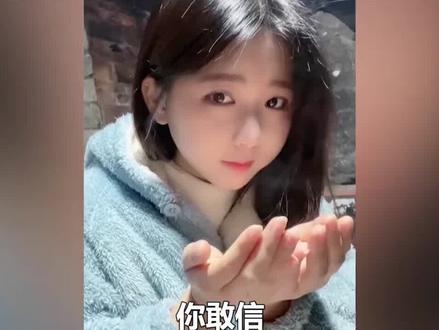 外表娇柔可爱,实则一脸淡定徒手抓蛇。网友:这女人真虎!#抓蛇少女#黎狸噢🦊#搞笑视频#娱乐评论大赏#离谱